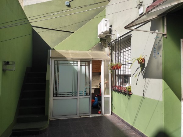 EXCELENTE PH DE 3 AMBIENTES, P.B. FRENTE EN BARRIO NAON