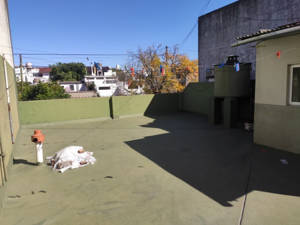 EXCELENTE PH DE 3 AMBIENTES, P.B. FRENTE EN BARRIO NAON