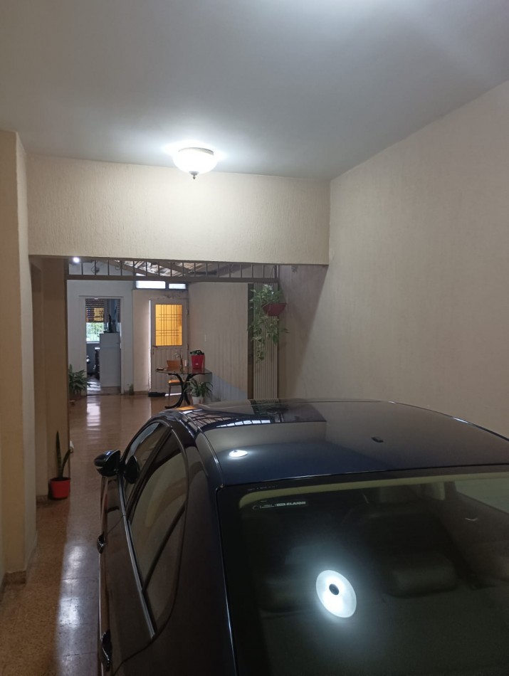 RETASADA!! HERMOSA CASA DE 3 AMB. CON GARAJE Y FONDO LIBRE, MTS DE AV E CASTRO.