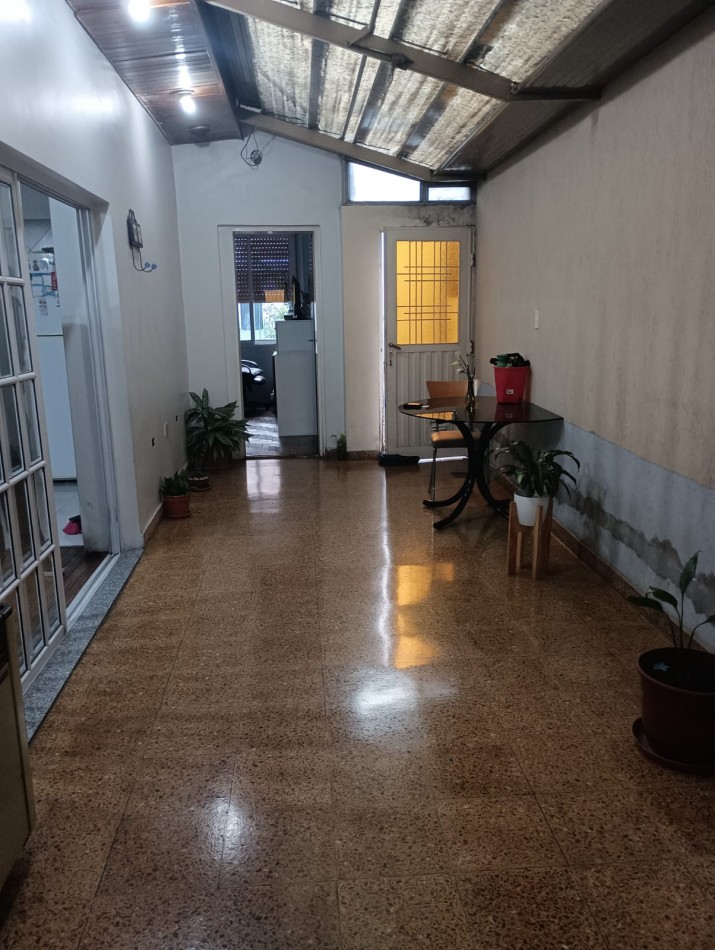 RETASADA!! HERMOSA CASA DE 3 AMB. CON GARAJE Y FONDO LIBRE, MTS DE AV E CASTRO.