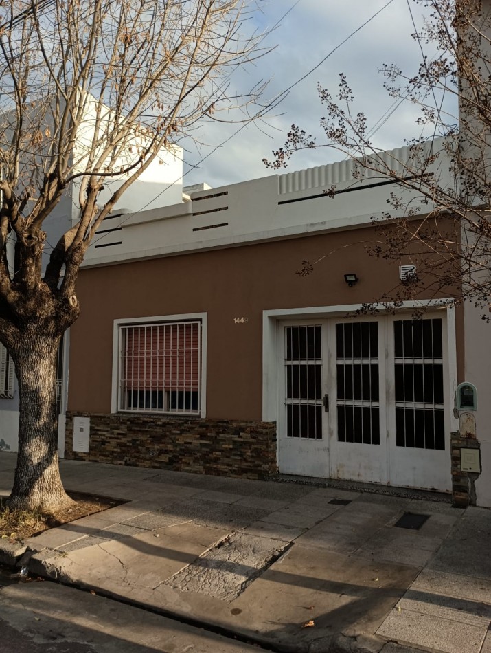 RETASADA!! HERMOSA CASA DE 3 AMB. CON GARAJE Y FONDO LIBRE, MTS DE AV E CASTRO.