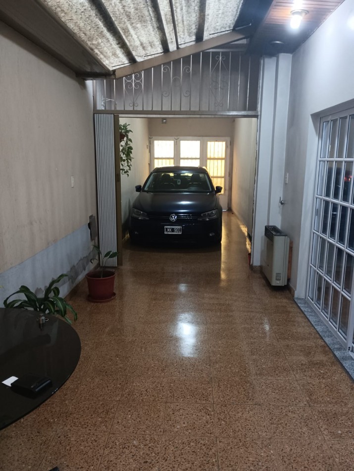 RETASADA!! HERMOSA CASA DE 3 AMB. CON GARAJE Y FONDO LIBRE, MTS DE AV E CASTRO.