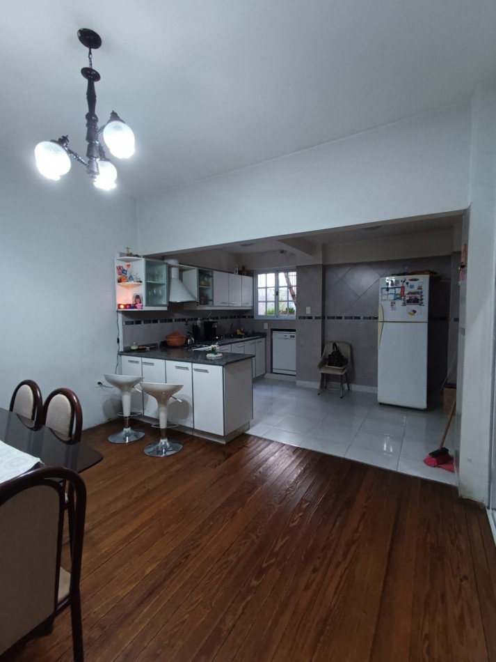 RETASADA!! HERMOSA CASA DE 3 AMB. CON GARAJE Y FONDO LIBRE, MTS DE AV E CASTRO.
