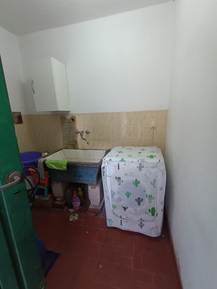 RETASADA!! HERMOSA CASA DE 3 AMB. CON GARAJE Y FONDO LIBRE, MTS DE AV E CASTRO.