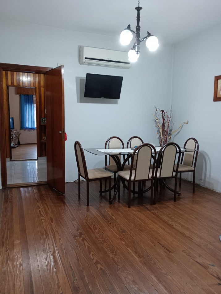RETASADA!! HERMOSA CASA DE 3 AMB. CON GARAJE Y FONDO LIBRE, MTS DE AV E CASTRO.