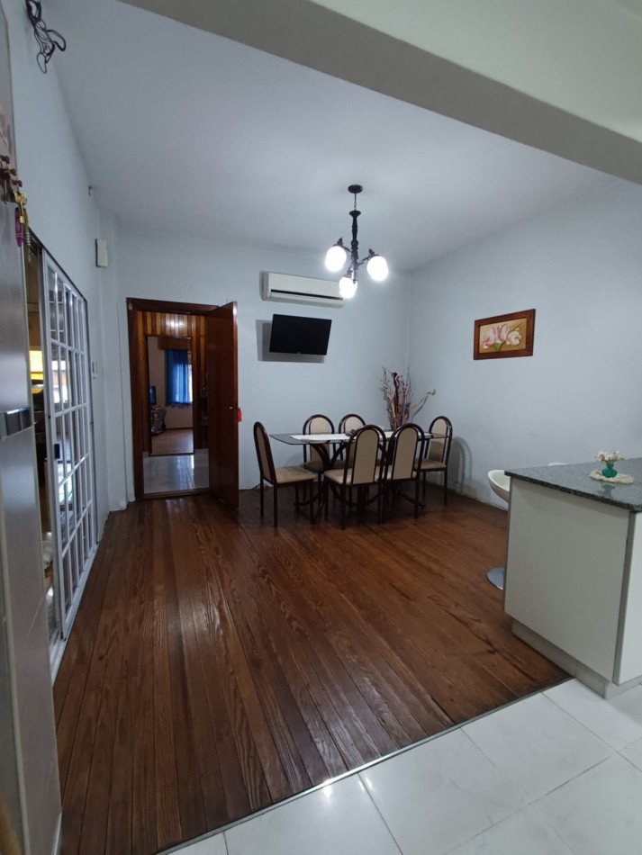 RETASADA!! HERMOSA CASA DE 3 AMB. CON GARAJE Y FONDO LIBRE, MTS DE AV E CASTRO.