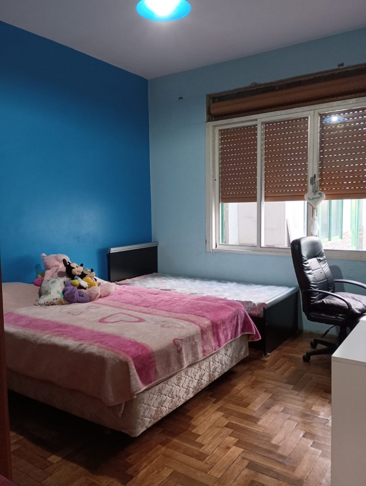 RETASADA!! HERMOSA CASA DE 3 AMB. CON GARAJE Y FONDO LIBRE, MTS DE AV E CASTRO.