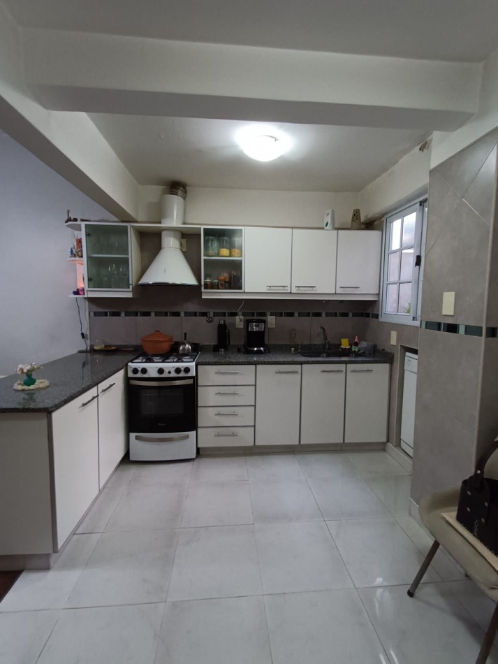 RETASADA!! HERMOSA CASA DE 3 AMB. CON GARAJE Y FONDO LIBRE, MTS DE AV E CASTRO.