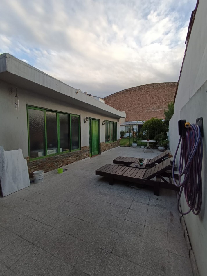 RETASADA!! HERMOSA CASA DE 3 AMB. CON GARAJE Y FONDO LIBRE, MTS DE AV E CASTRO.