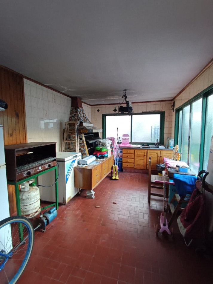RETASADA!! HERMOSA CASA DE 3 AMB. CON GARAJE Y FONDO LIBRE, MTS DE AV E CASTRO.