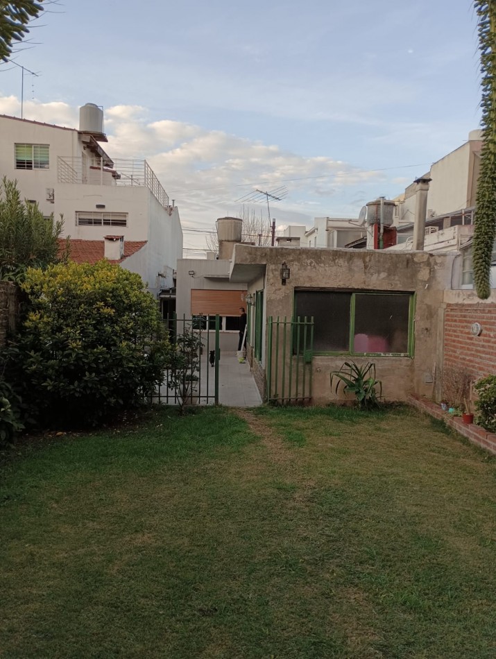 RETASADA!! HERMOSA CASA DE 3 AMB. CON GARAJE Y FONDO LIBRE, MTS DE AV E CASTRO.
