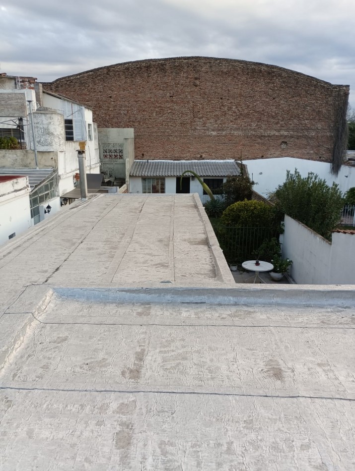 RETASADA!! HERMOSA CASA DE 3 AMB. CON GARAJE Y FONDO LIBRE, MTS DE AV E CASTRO.
