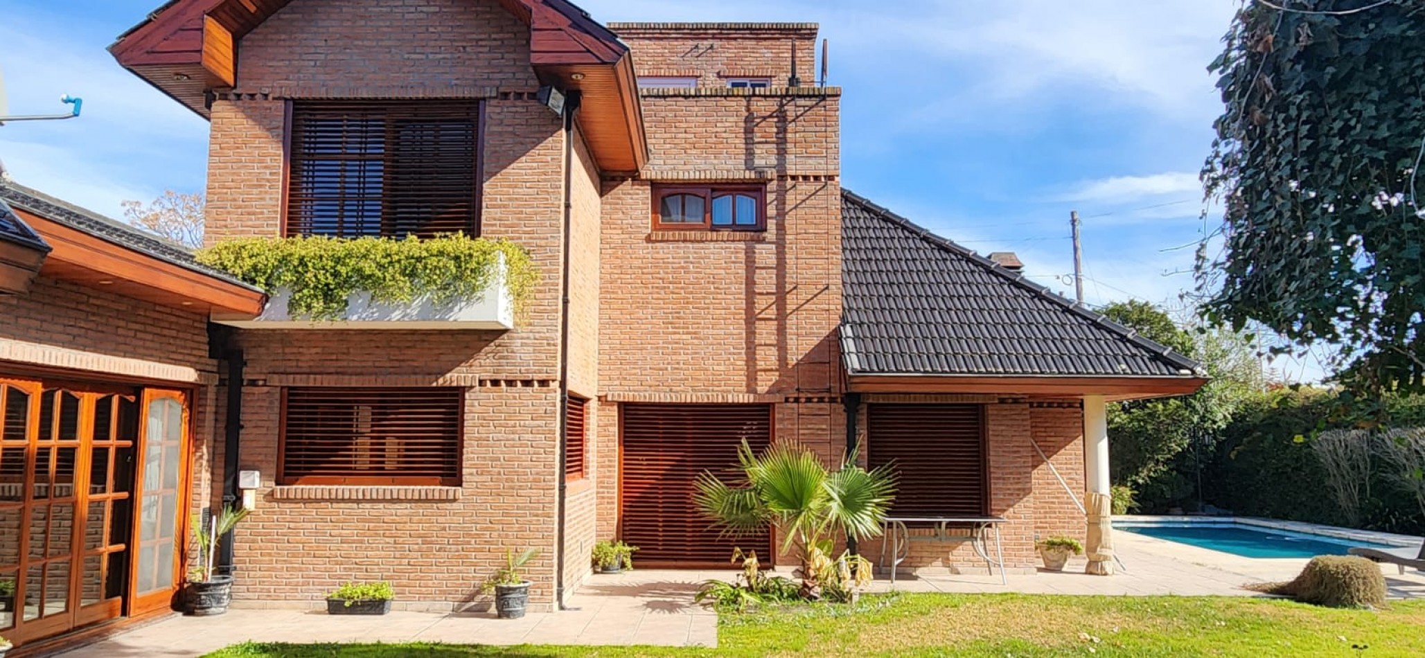 CASA 5 AMBIENTES EN BARRIO UNO, COMODIDADES DE LUJO