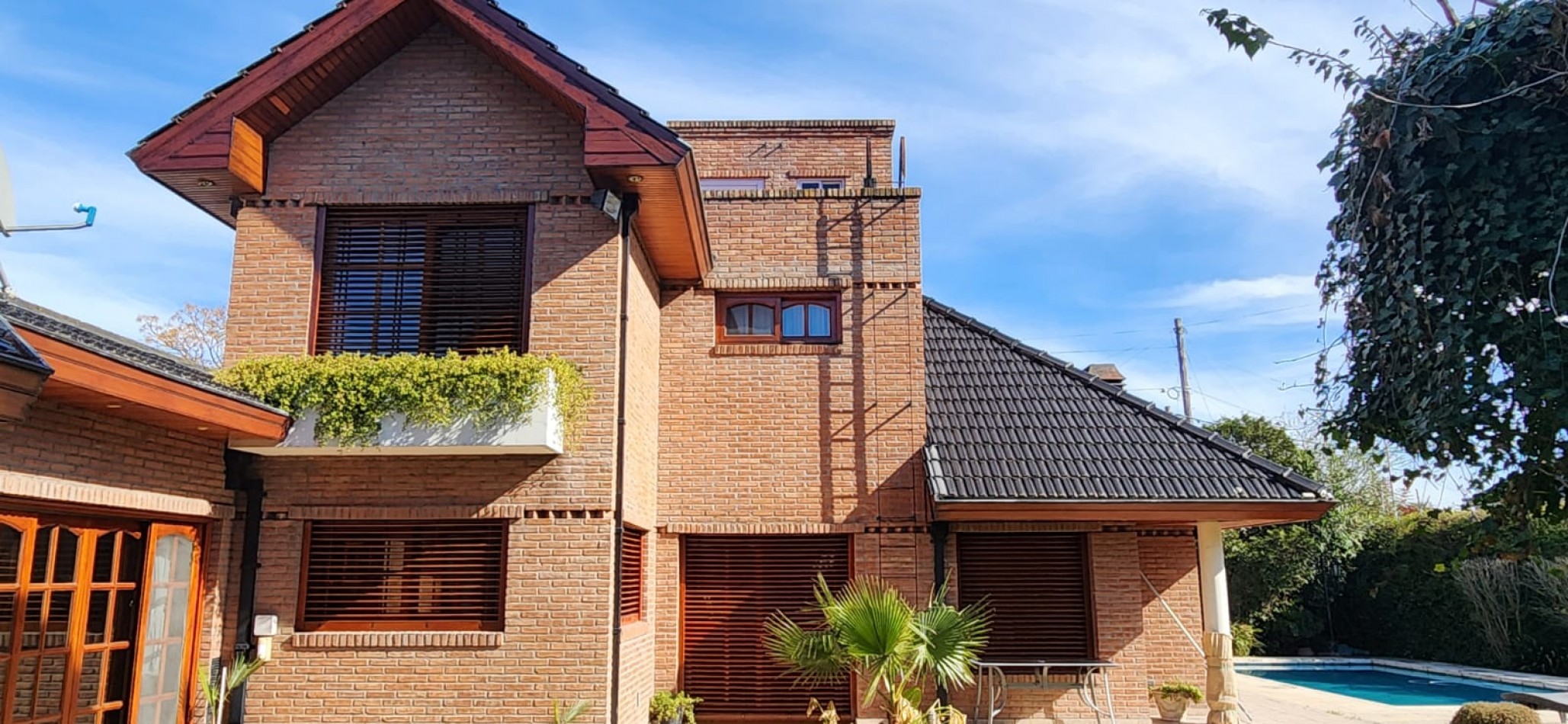 CASA 5 AMBIENTES EN BARRIO UNO, COMODIDADES DE LUJO