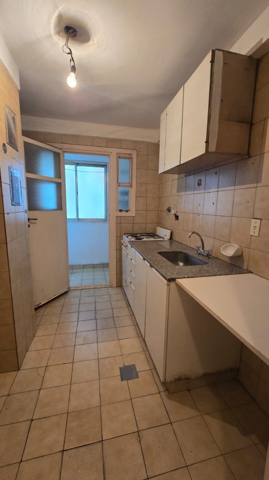 DEPARTAMENTO DE 3 AMBIENTES CON BALCON Y COCHERA