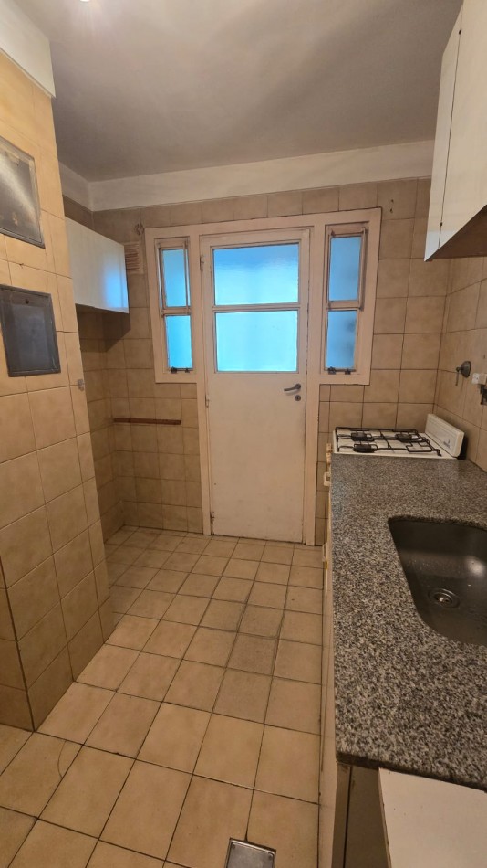 DEPARTAMENTO DE 3 AMBIENTES CON BALCON Y COCHERA