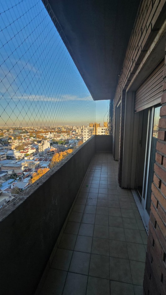 DEPARTAMENTO DE 3 AMBIENTES CON BALCON Y COCHERA