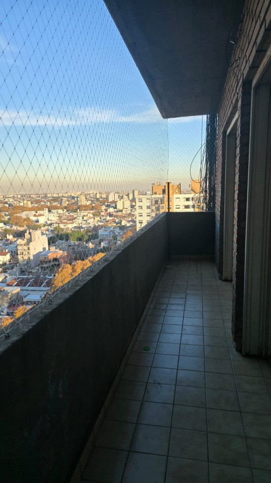 DEPARTAMENTO DE 3 AMBIENTES CON BALCON Y COCHERA