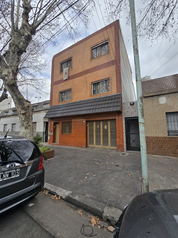 PH de 5 ambientes al frente con entrada independiente + taller/deposito 