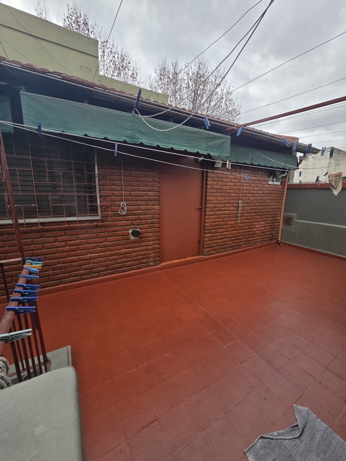 PH de 5 ambientes al frente con entrada independiente + taller/deposito 