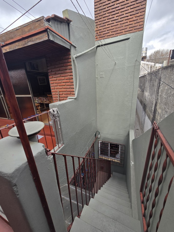 PH de 5 ambientes al frente con entrada independiente + taller/deposito 