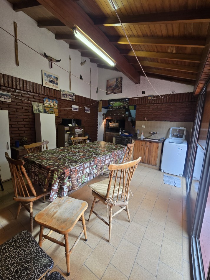 PH de 5 ambientes al frente con entrada independiente + taller/deposito 