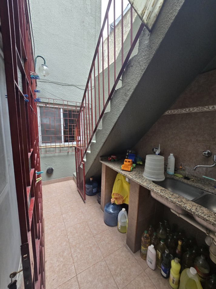 PH de 5 ambientes al frente con entrada independiente + taller/deposito 