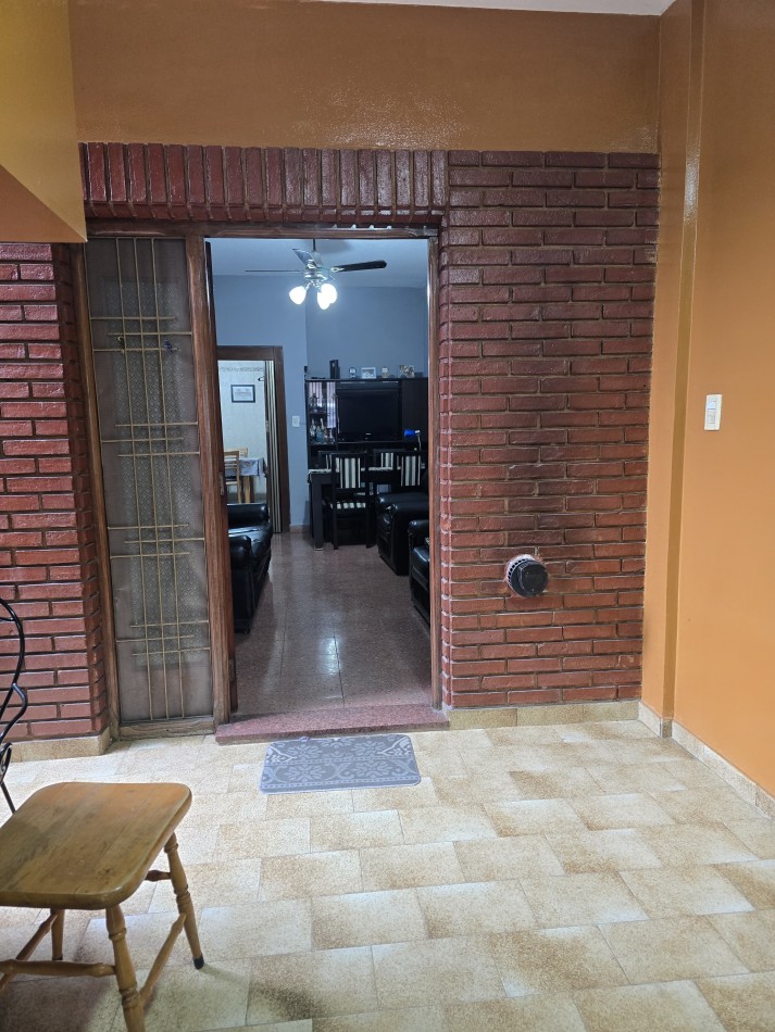 PH de 5 ambientes al frente con entrada independiente + taller/deposito 