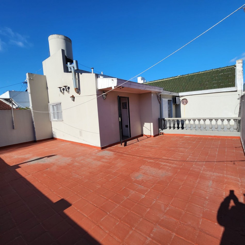 CASA 6 AMBIENTES, CON FONDO LIBRE PARQUIZADO, A MTS. AV. J. B. ALBERDI