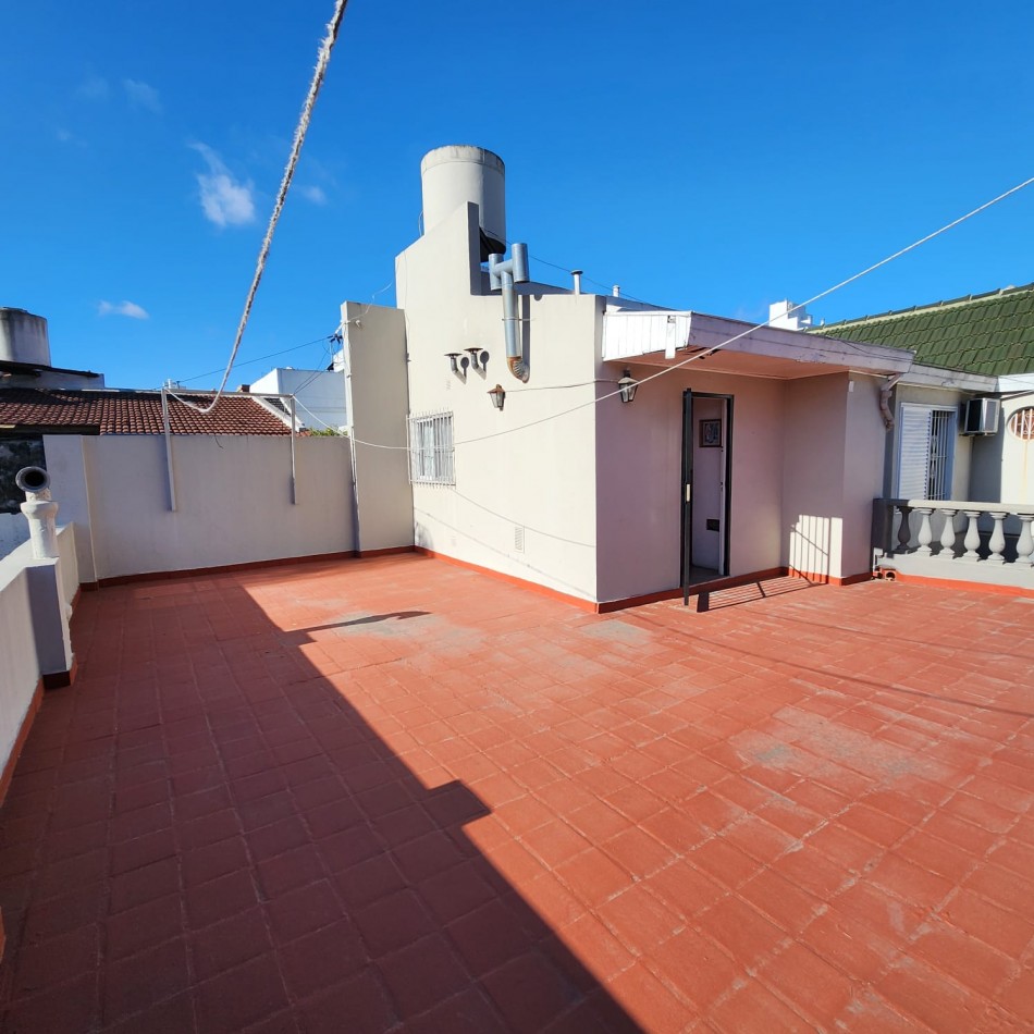 CASA 6 AMBIENTES, CON FONDO LIBRE PARQUIZADO, A MTS. AV. J. B. ALBERDI