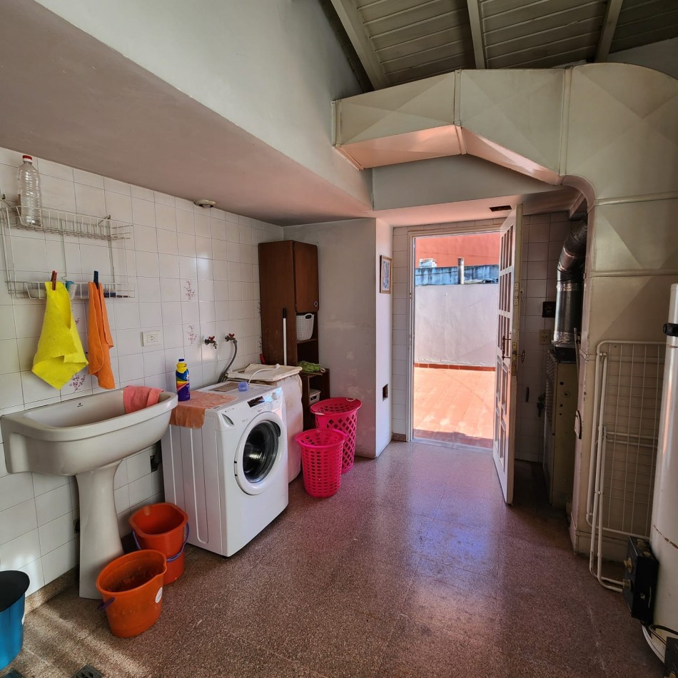 CASA 6 AMBIENTES, CON FONDO LIBRE PARQUIZADO, A MTS. AV. J. B. ALBERDI