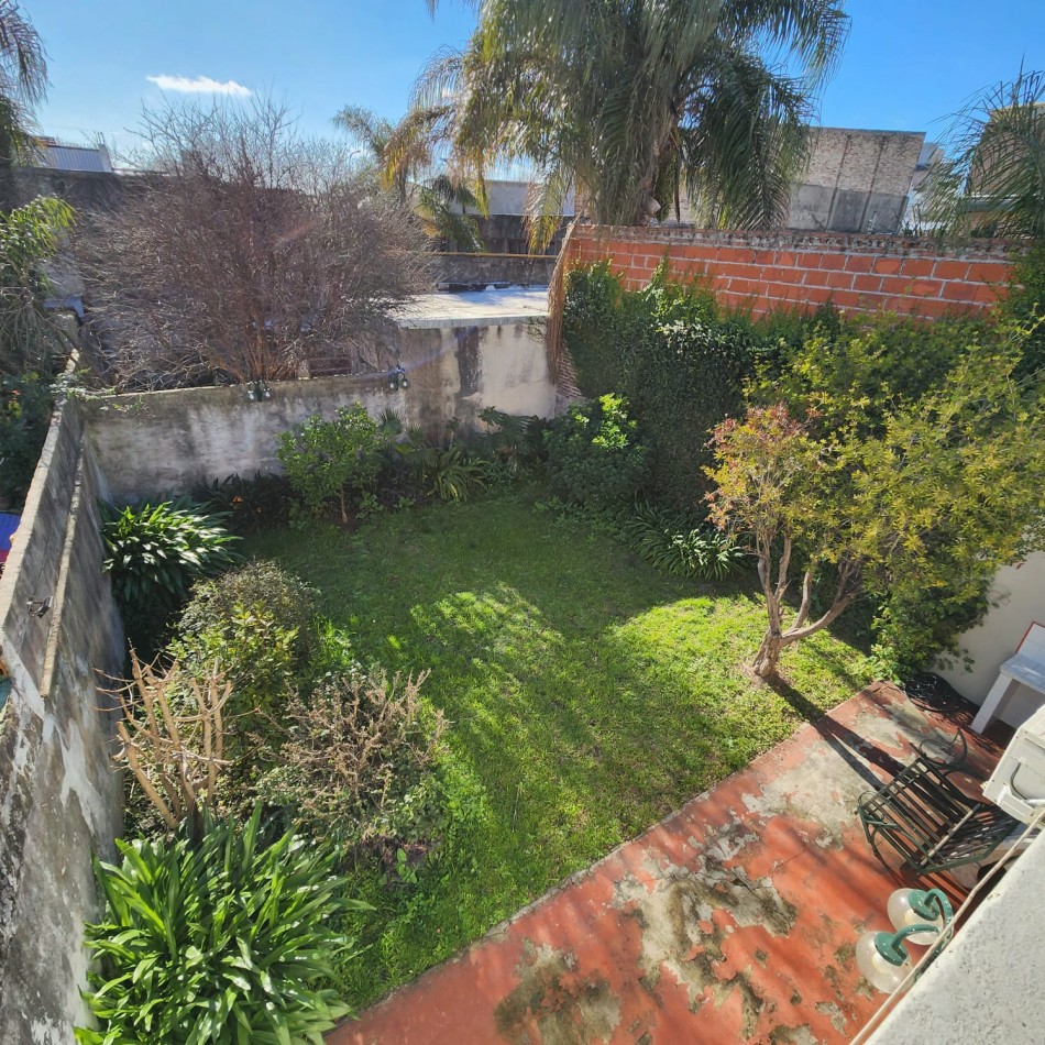 CASA 6 AMBIENTES, CON FONDO LIBRE PARQUIZADO, A MTS. AV. J. B. ALBERDI