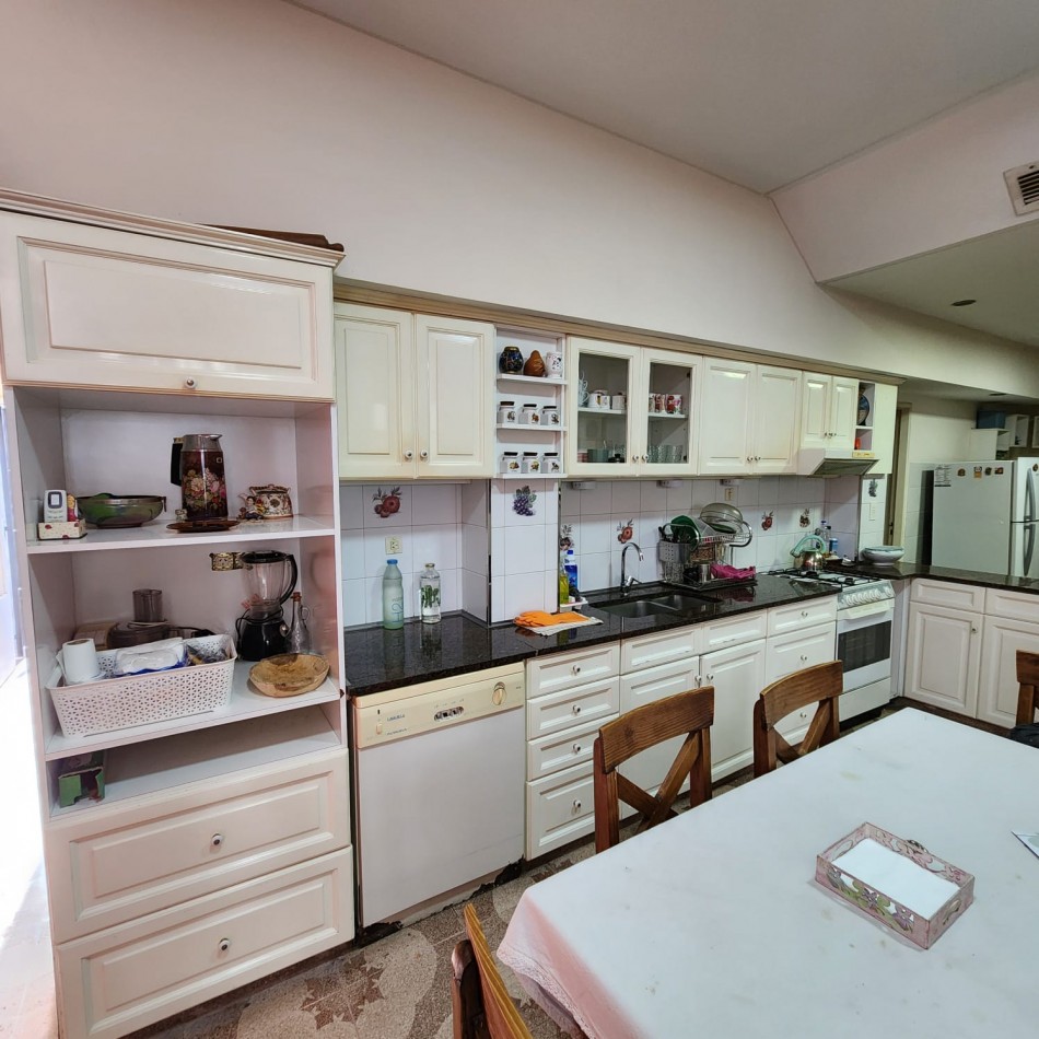 CASA 6 AMBIENTES, CON FONDO LIBRE PARQUIZADO, A MTS. AV. J. B. ALBERDI