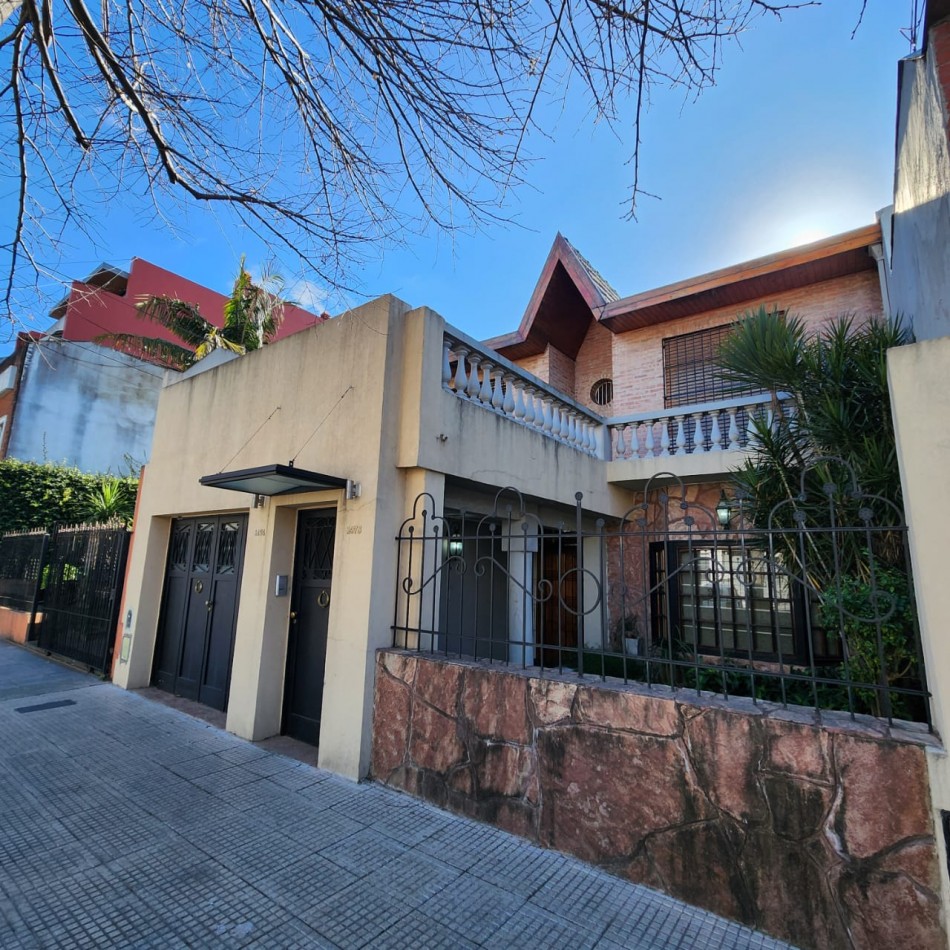 CASA 6 AMBIENTES, CON FONDO LIBRE PARQUIZADO, A MTS. AV. J. B. ALBERDI
