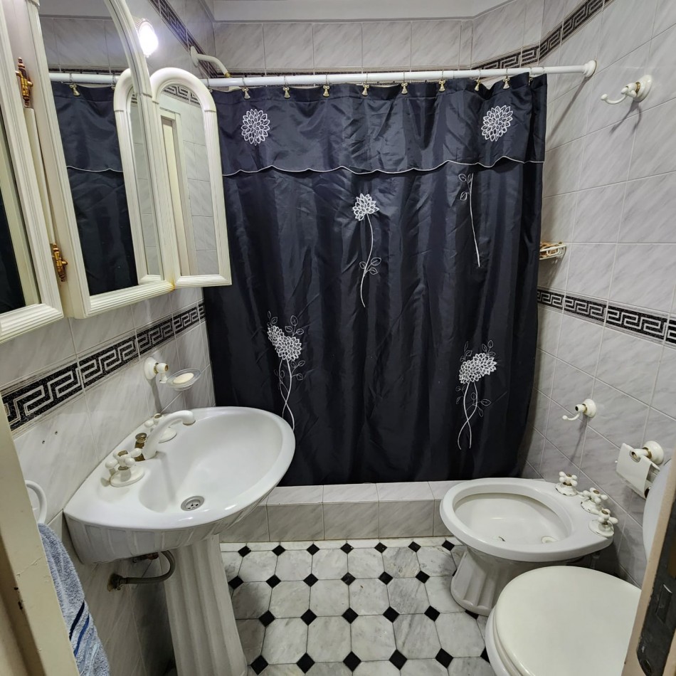 CASA 6 AMBIENTES, CON FONDO LIBRE PARQUIZADO, A MTS. AV. J. B. ALBERDI