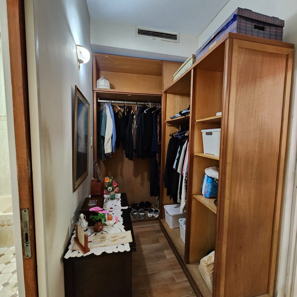 CASA 6 AMBIENTES, CON FONDO LIBRE PARQUIZADO, A MTS. AV. J. B. ALBERDI