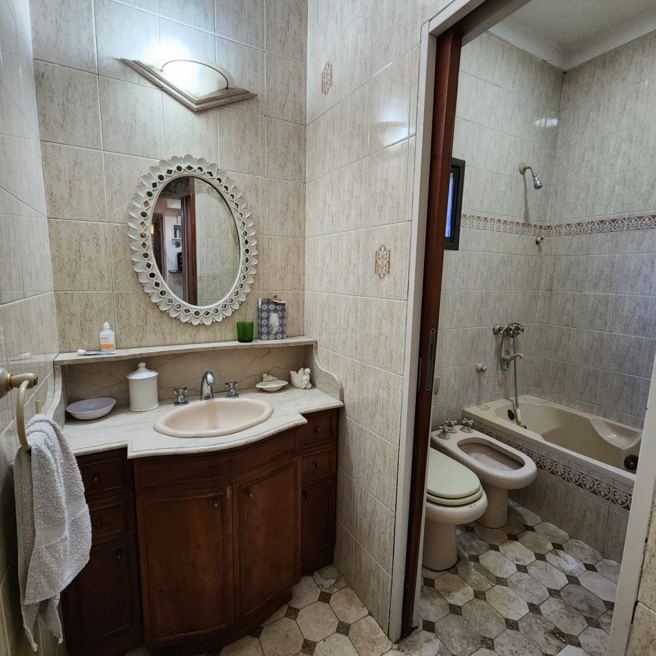 CASA 6 AMBIENTES, CON FONDO LIBRE PARQUIZADO, A MTS. AV. J. B. ALBERDI