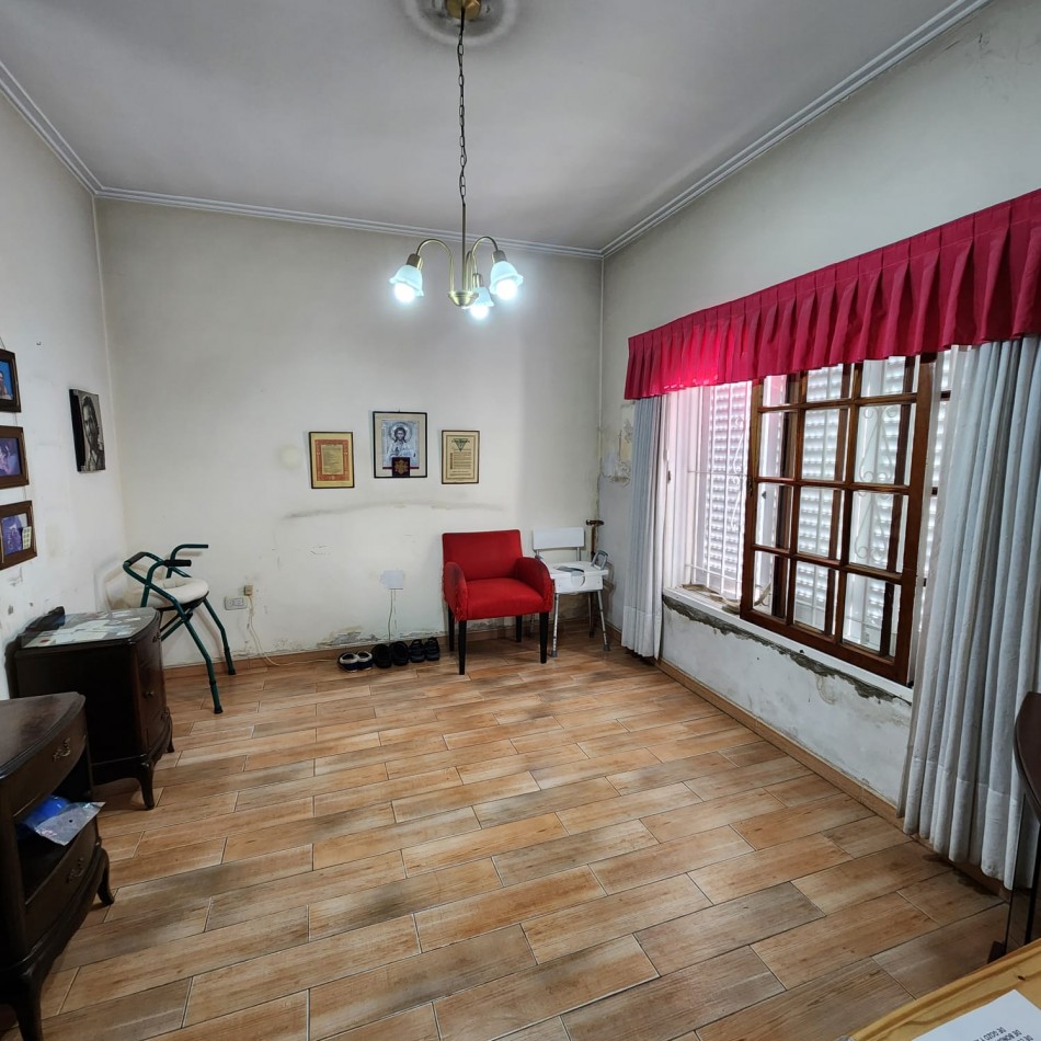 CASA 6 AMBIENTES, CON FONDO LIBRE PARQUIZADO, A MTS. AV. J. B. ALBERDI