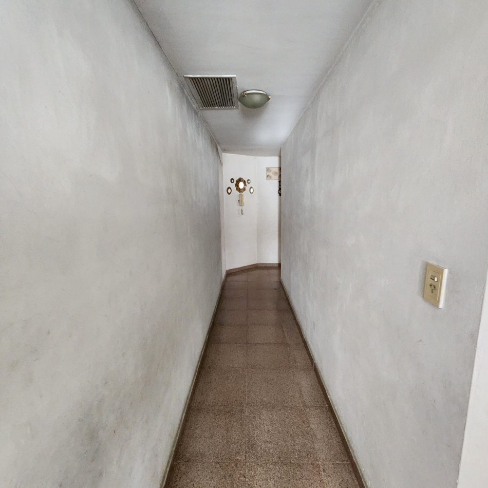 CASA 6 AMBIENTES, CON FONDO LIBRE PARQUIZADO, A MTS. AV. J. B. ALBERDI