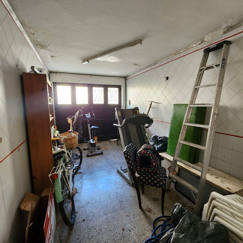 CASA 6 AMBIENTES, CON FONDO LIBRE PARQUIZADO, A MTS. AV. J. B. ALBERDI