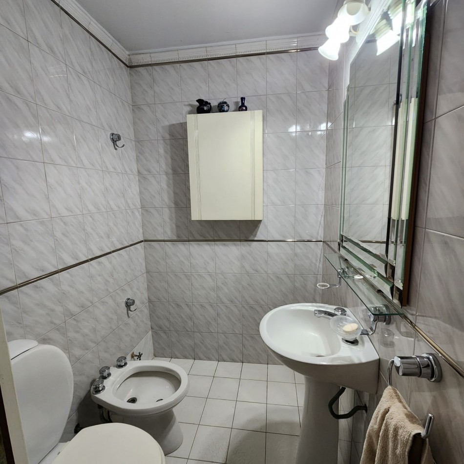 CASA 6 AMBIENTES, CON FONDO LIBRE PARQUIZADO, A MTS. AV. J. B. ALBERDI