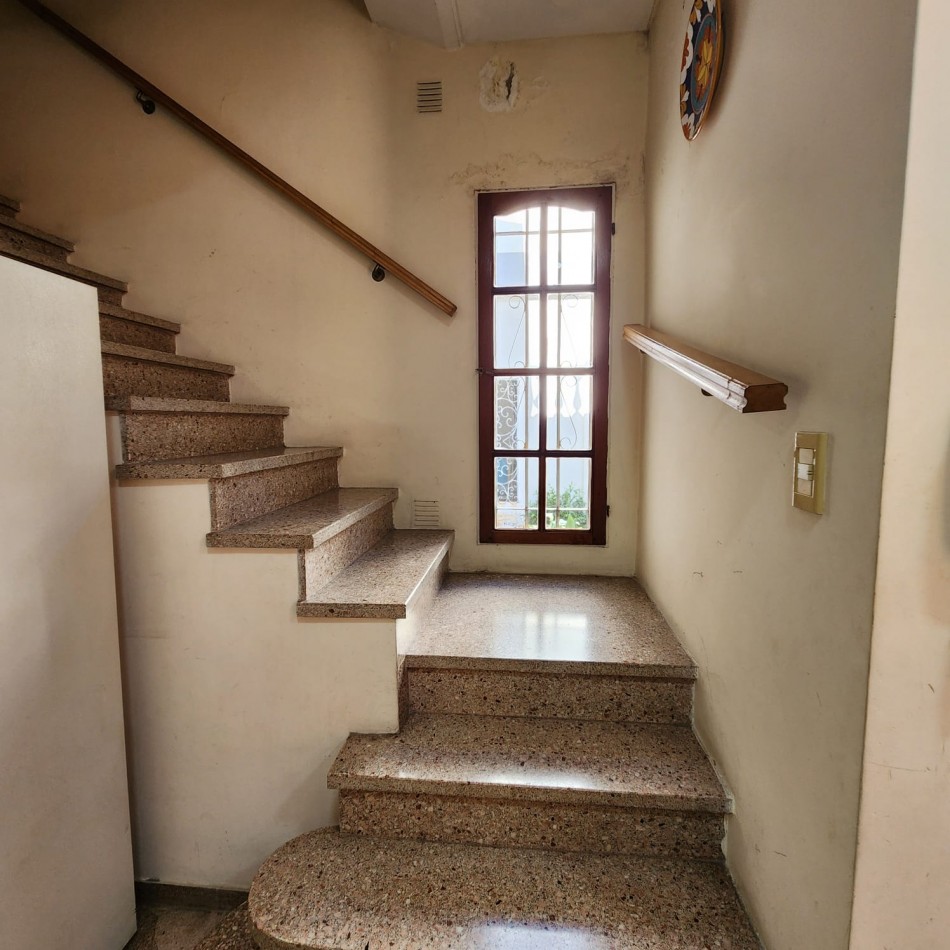 CASA 6 AMBIENTES, CON FONDO LIBRE PARQUIZADO, A MTS. AV. J. B. ALBERDI