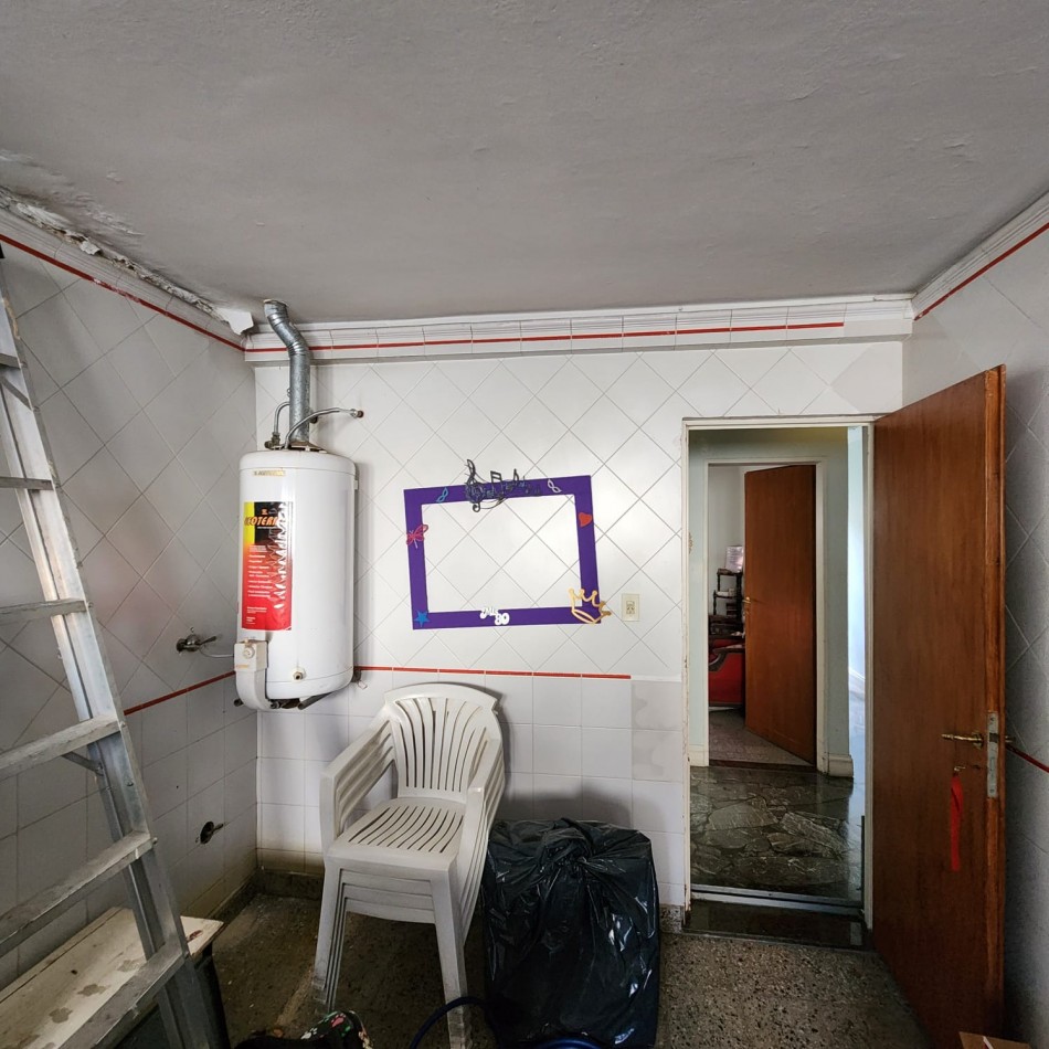 CASA 6 AMBIENTES, CON FONDO LIBRE PARQUIZADO, A MTS. AV. J. B. ALBERDI