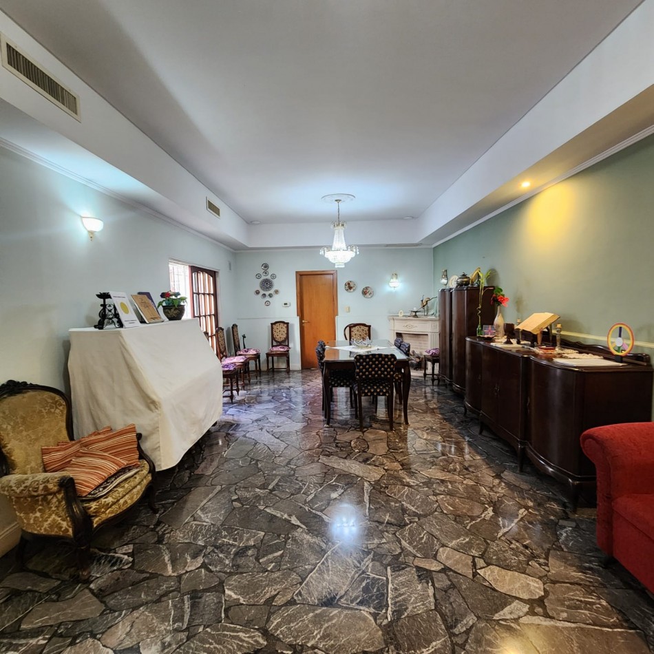 CASA 6 AMBIENTES, CON FONDO LIBRE PARQUIZADO, A MTS. AV. J. B. ALBERDI