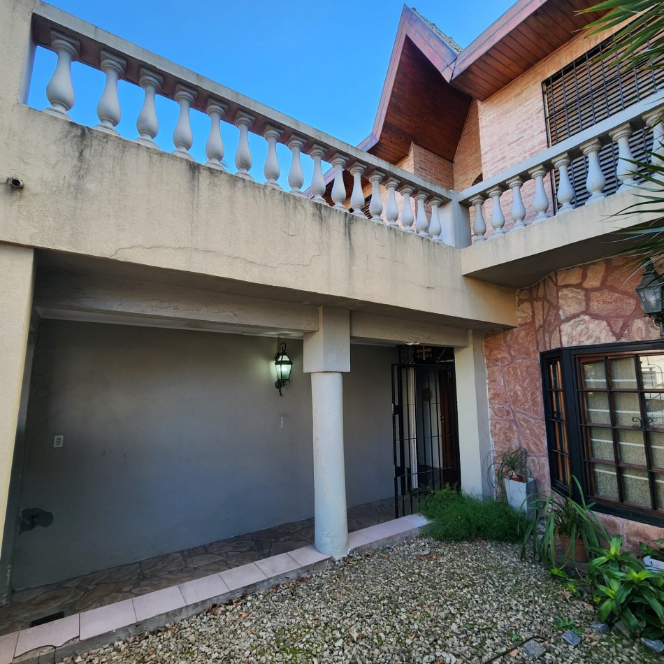 CASA 6 AMBIENTES, CON FONDO LIBRE PARQUIZADO, A MTS. AV. J. B. ALBERDI