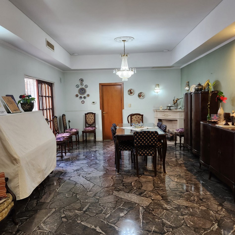 CASA 6 AMBIENTES, CON FONDO LIBRE PARQUIZADO, A MTS. AV. J. B. ALBERDI