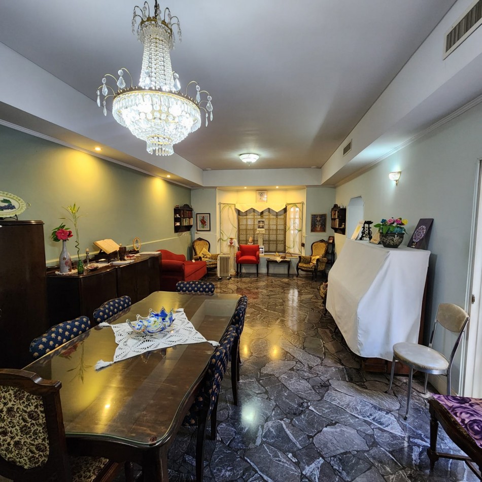 CASA 6 AMBIENTES, CON FONDO LIBRE PARQUIZADO, A MTS. AV. J. B. ALBERDI