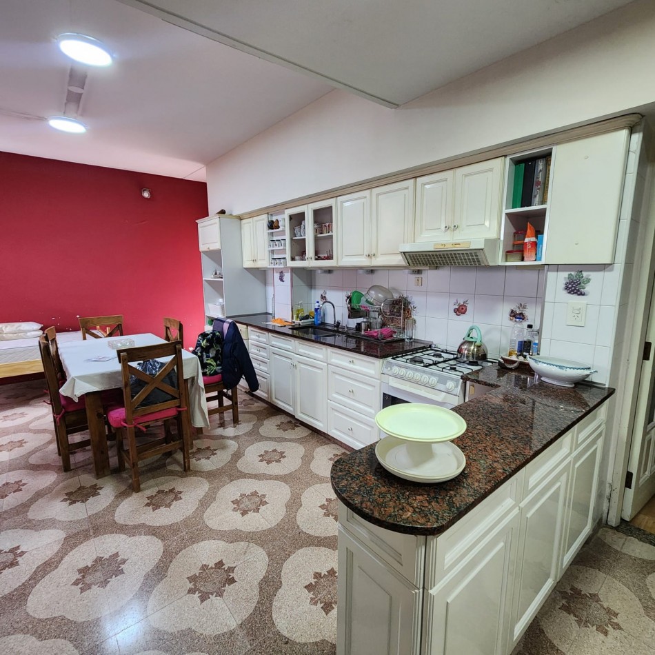 CASA 6 AMBIENTES, CON FONDO LIBRE PARQUIZADO, A MTS. AV. J. B. ALBERDI