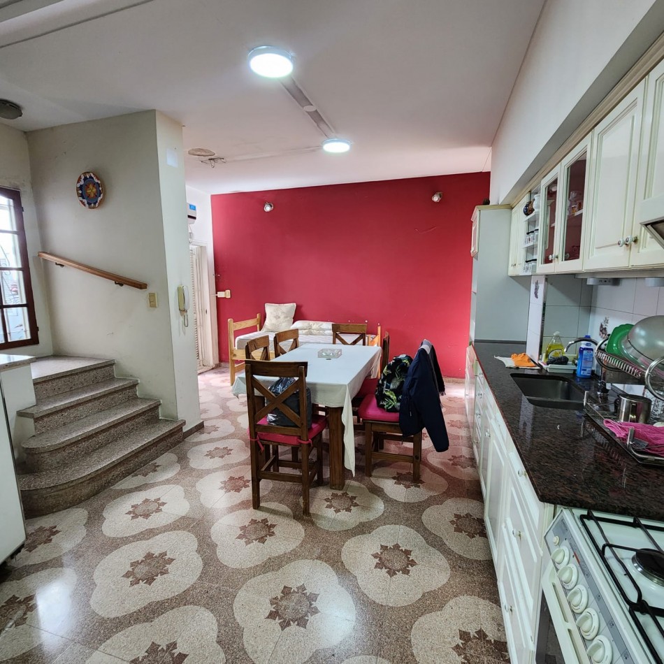 CASA 6 AMBIENTES, CON FONDO LIBRE PARQUIZADO, A MTS. AV. J. B. ALBERDI
