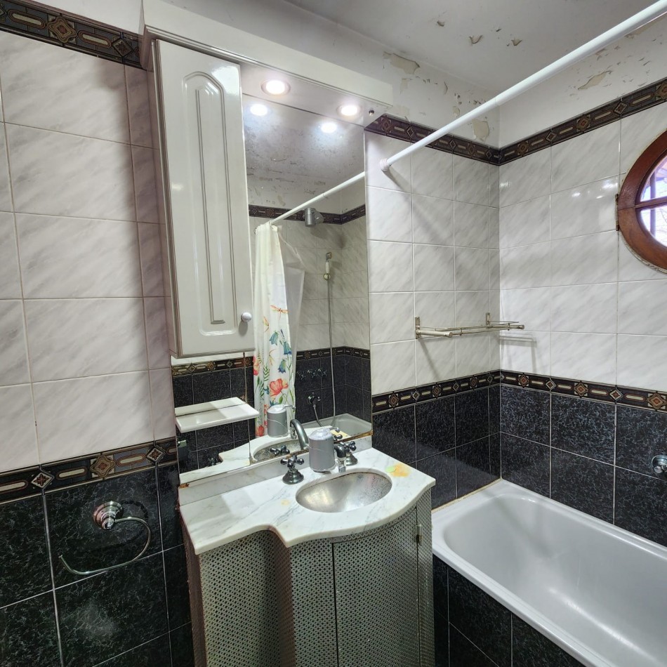 CASA 6 AMBIENTES, CON FONDO LIBRE PARQUIZADO, A MTS. AV. J. B. ALBERDI
